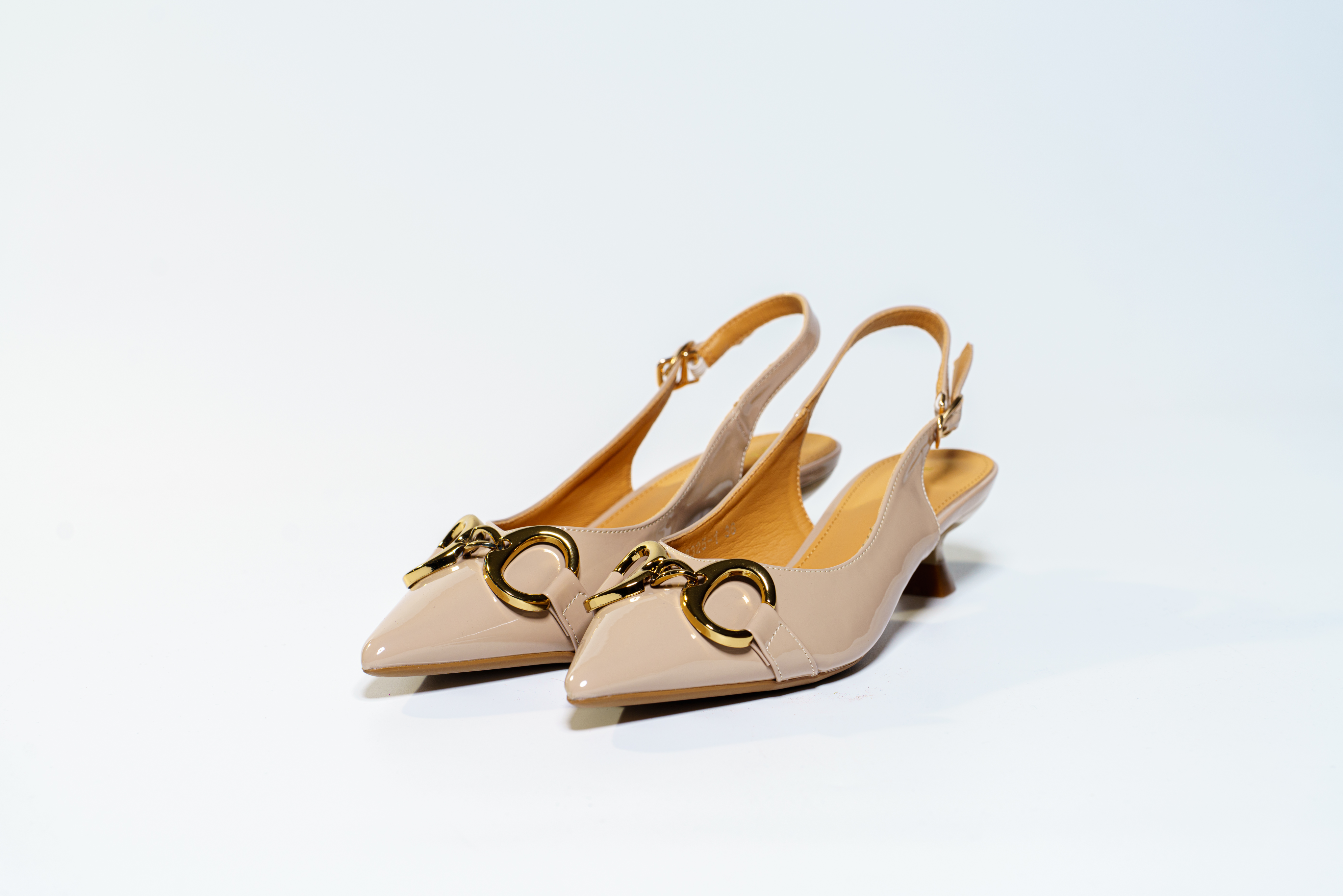 High-quality slingbacks in beige/khaki with a pointed toe, ideal for adding elegance to your outfit