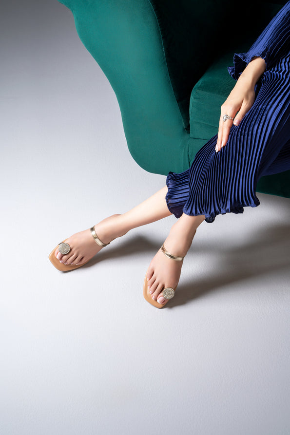 Rayseen Store's Sparkle toe-ring sandals in a refreshing gold finish.
