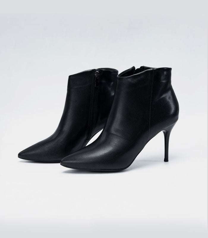 Fashionable Chelsea - Black ankle boots with a stylish and bold design, perfect for making a statement