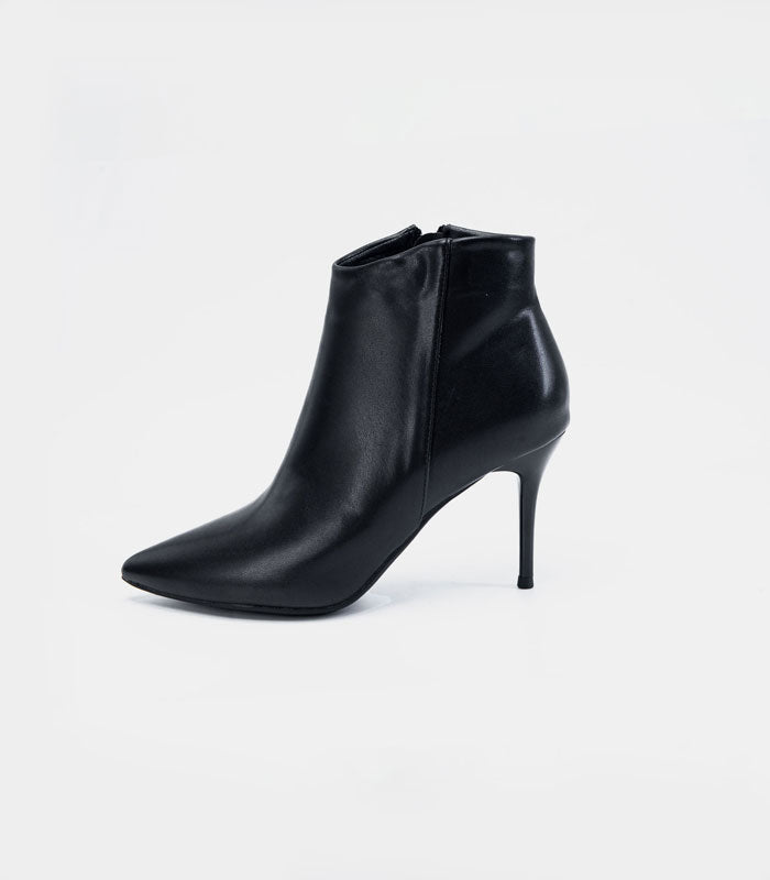 Side view of Chelsea - Black ankle boots with a stylish and sleek design